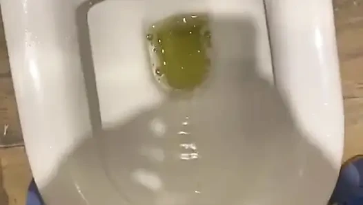 1-) Türk Kıllı Yarak Çiş Videosu
