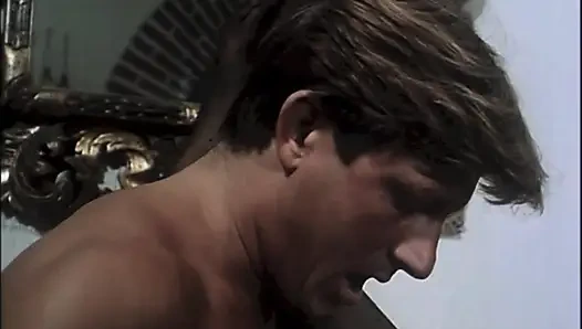 Kanepede Sikilmek Için Kıllı Bir Amcık