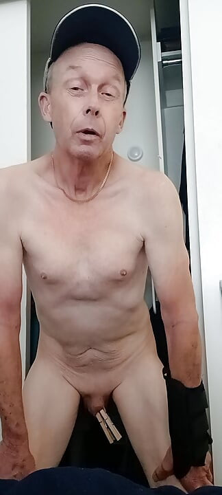 자지를 축소하기 위해 옷 핀을 사용하는 Sissy Faggot