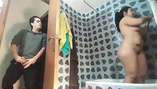 Büyük götlü üvey kız kardeş banyoda sikiliyor