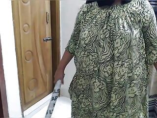 Podczas zamiatania pokoju pakistańska pokojówka uwiodła gościa swoim dużym tyłkiem i dużymi piersiami. potem przeleciał jej tyłek i wszedł do jej cipki