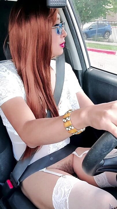 Korkak sürtük bess şehir etrafında sadece onun iç çamaşırı sürmek