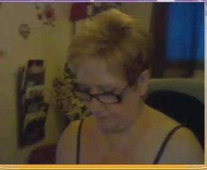 MarieJo se montre en nuisette