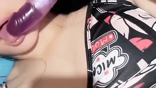 Gadis Jepang lagi asik masturbasi sampai muncrat