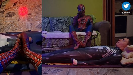 Primeiro vídeo de cosplay! Venom recebe punheta com os pés do Homem-Aranha