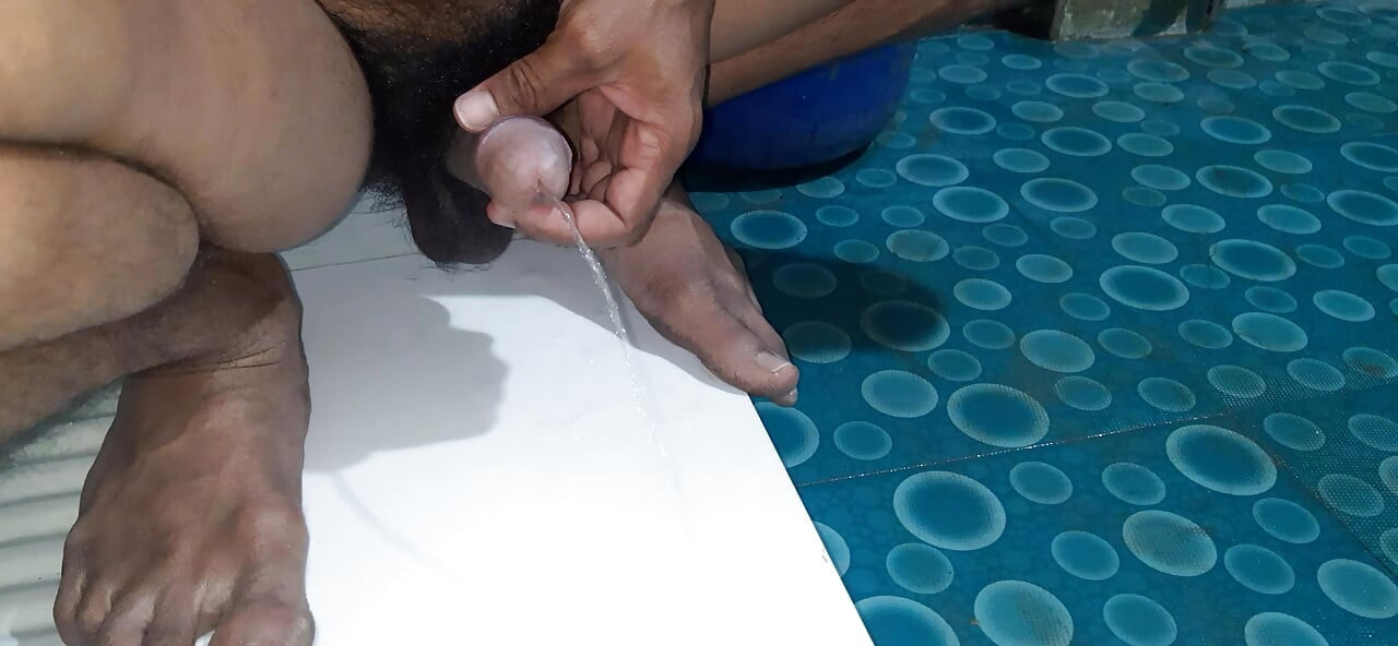 おしっこインド人の男のバスルーム黒の巨根