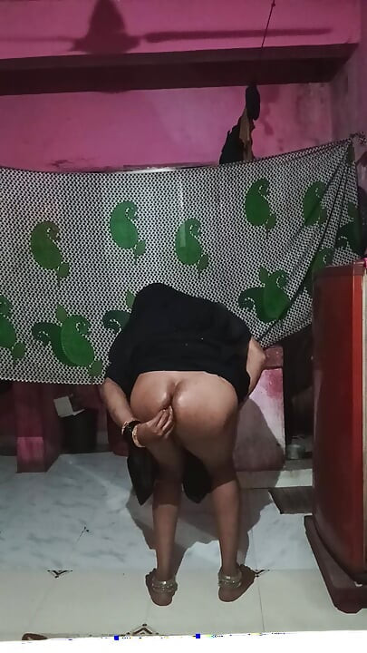 Madhuri bhabhi apni gand me do egg dalikali sari pehenkar
