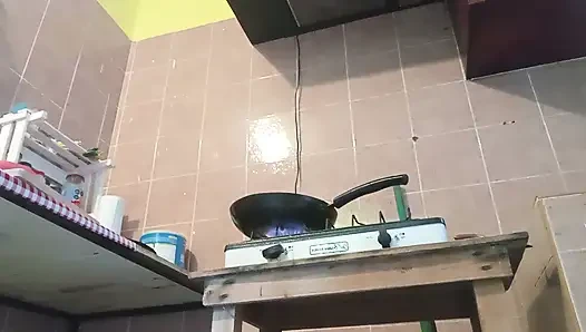 Şişman kalçalı külotla yemek pişiriyor ve kıllı gösteriyor