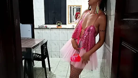 Yaramaz üvey kız yatağa gidebilmeleri için kıyafetlerini çıkarmasına izin veriyor.
