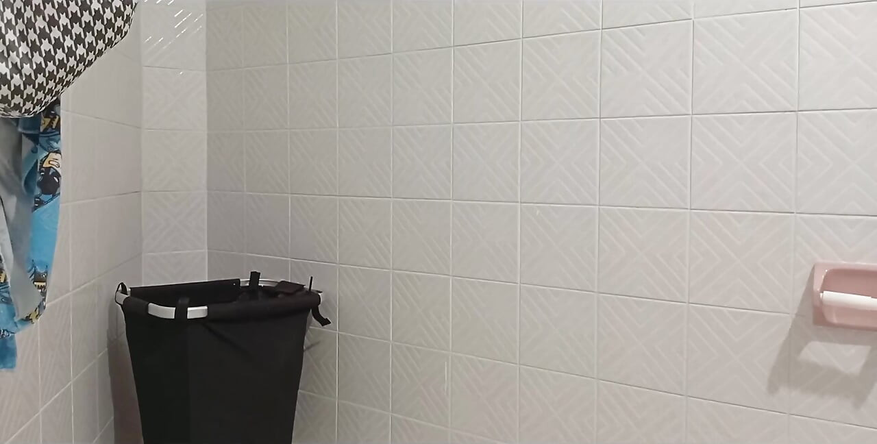 Kijken naar mijn vrouw terwijl ze gaat douchen
