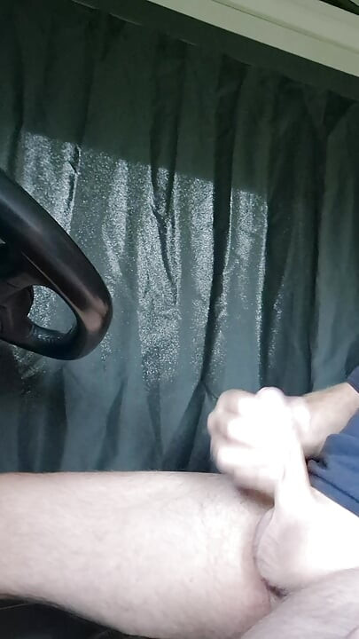 Ogroman mlaz sperme u mom kamionu.
