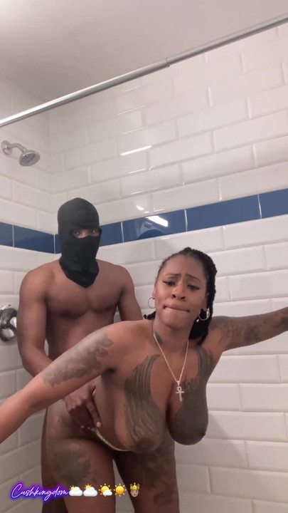 Dicke titten, dicker hintern, sexgöttin wird in der dusche hart gefickt! | Clip 1