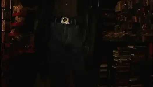 Erotik dükkanda çalışan kız sikimi emiyor