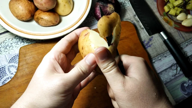 Ukrainian guy DihMonk pauses cooking and puts on a glove for some solo cumshot