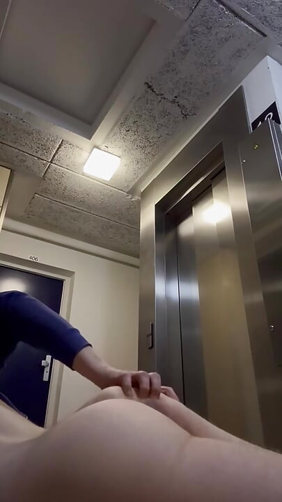 エレベーターの前の廊下で