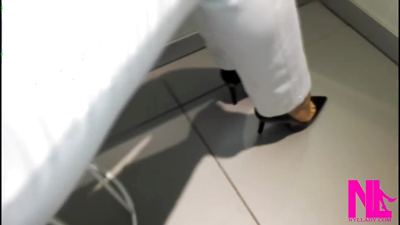 매장 옷장에서 검은 색 패튼트 펌프에 매달려 신발 플레이