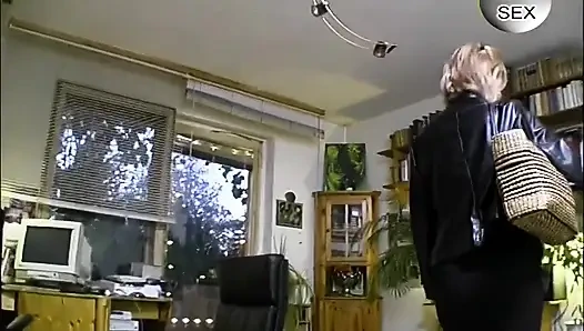 Горячая крошка-блондинка трахает пальцами мокрую киску до трясующегося оргазма