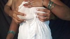 Peito aparecendo com vestido transparente