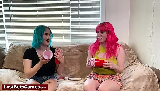 Bea & lizzy adalah pasangan lesbian yang lagi asik main striptis nakal