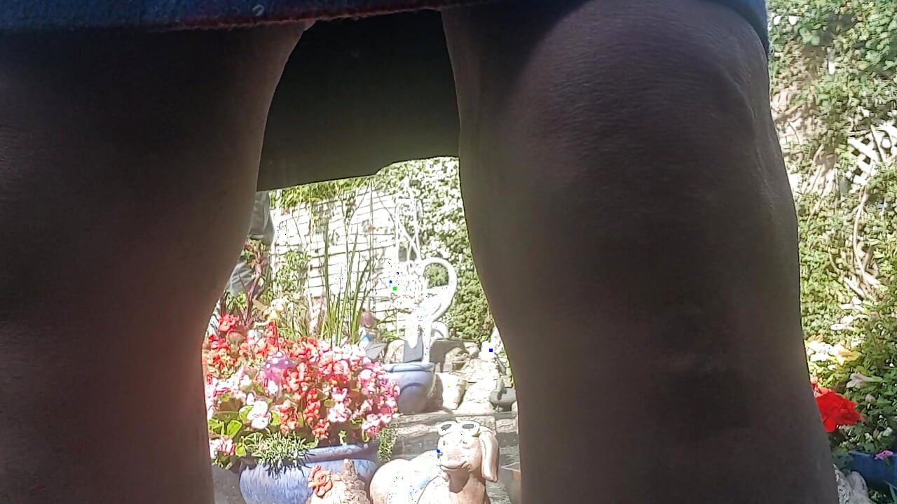 लंबे बालों वाली छोटी स्कर्ट