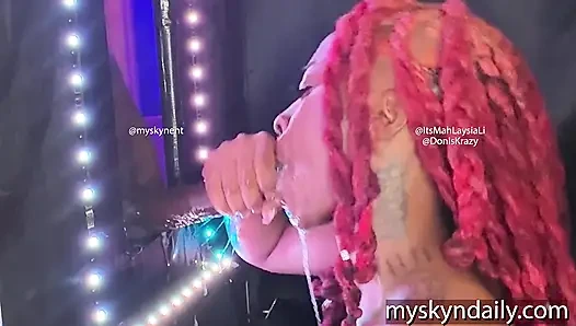 Hals-ziegel bekommt einen großen schwarzen schwanz