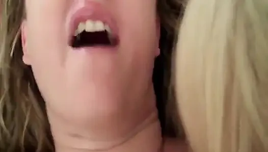 Orta yaşlı seksi kadın Karen Fisher öğle yemeğinde üçlü grup sekste sikiliyor