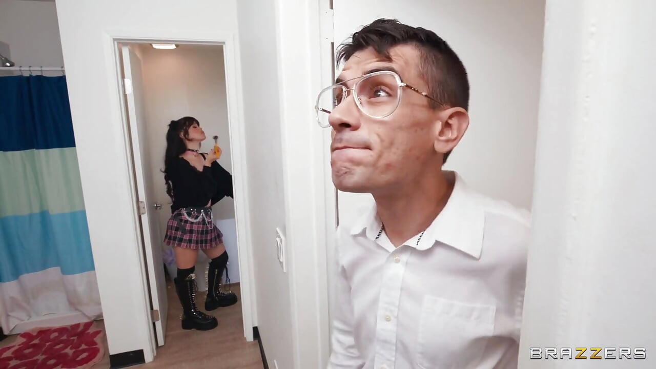 Brazzers - Yhivi, étudiante gothique, se tape un ringard
