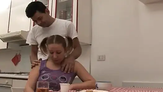 Аппетитная в рот шлюшка глубоко заглатывает, пока не ест сперму