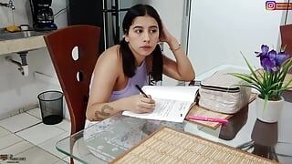 La sexy milf lesbiana con grandes tetas se folla a una adolescente - porno en español