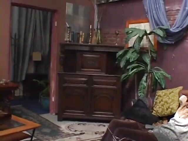 दोन प्रचंड काळ्या लंडांचा घट्ट गोऱ्या बरोबर मार्ग आहे
