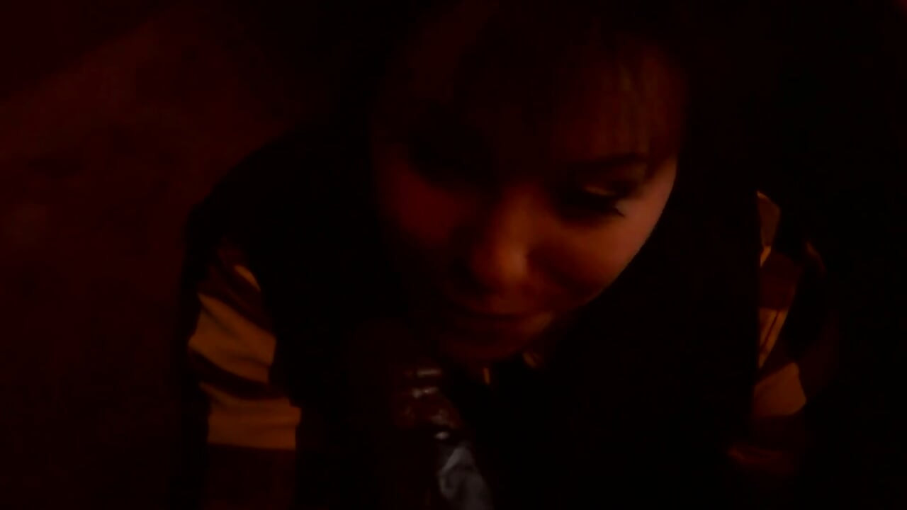 Sexy roodharige toerist berijdt pik in de hitte