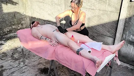 Обнаженный массаж на улице с горячей блондинкой