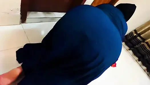 POV: Fremder berührt ihren dicken hintern ohne erlaubnis mit seiner erektion und beginnt groben fick, jetzt fühlt sie es, aber niemand fickt sie