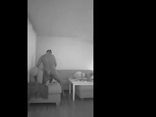 Mama matură norvegiană înșală și este prinsă pe cameră cu tânărul vecin