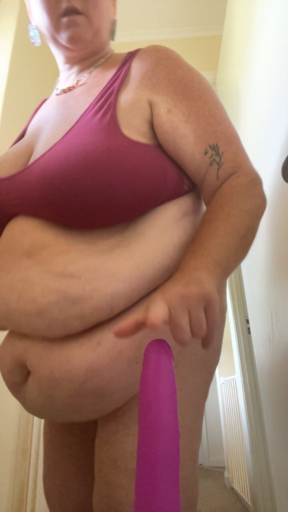 Mengongkek dildo merah jambu kegemaran saya secara dekat