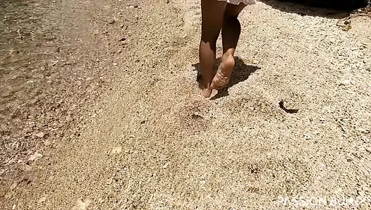 Cewek cantik ini lagi asik fingering memeknya di pantai ******