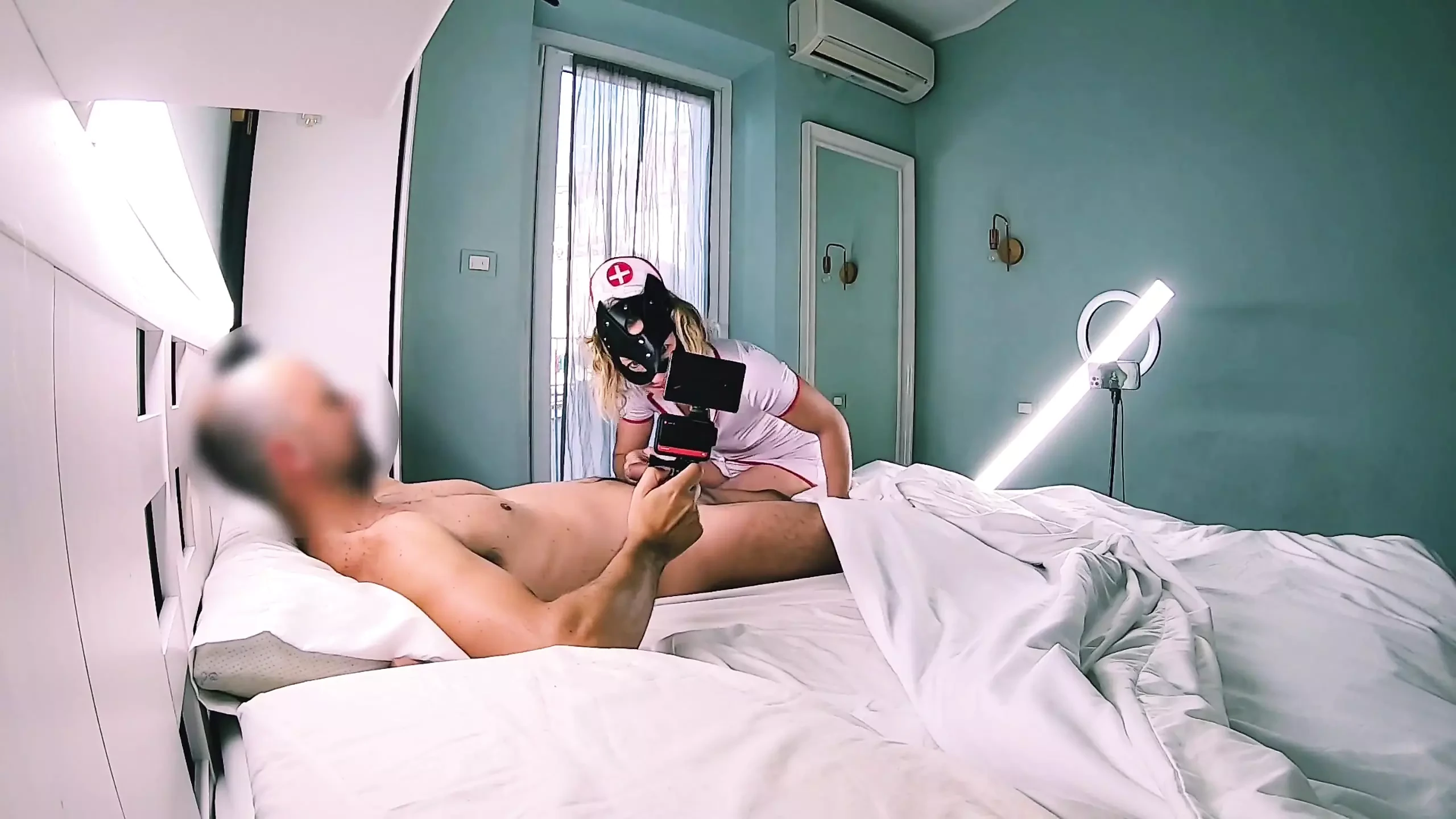 Enfermera sexy tiene un orgasmo increíble cabalgando