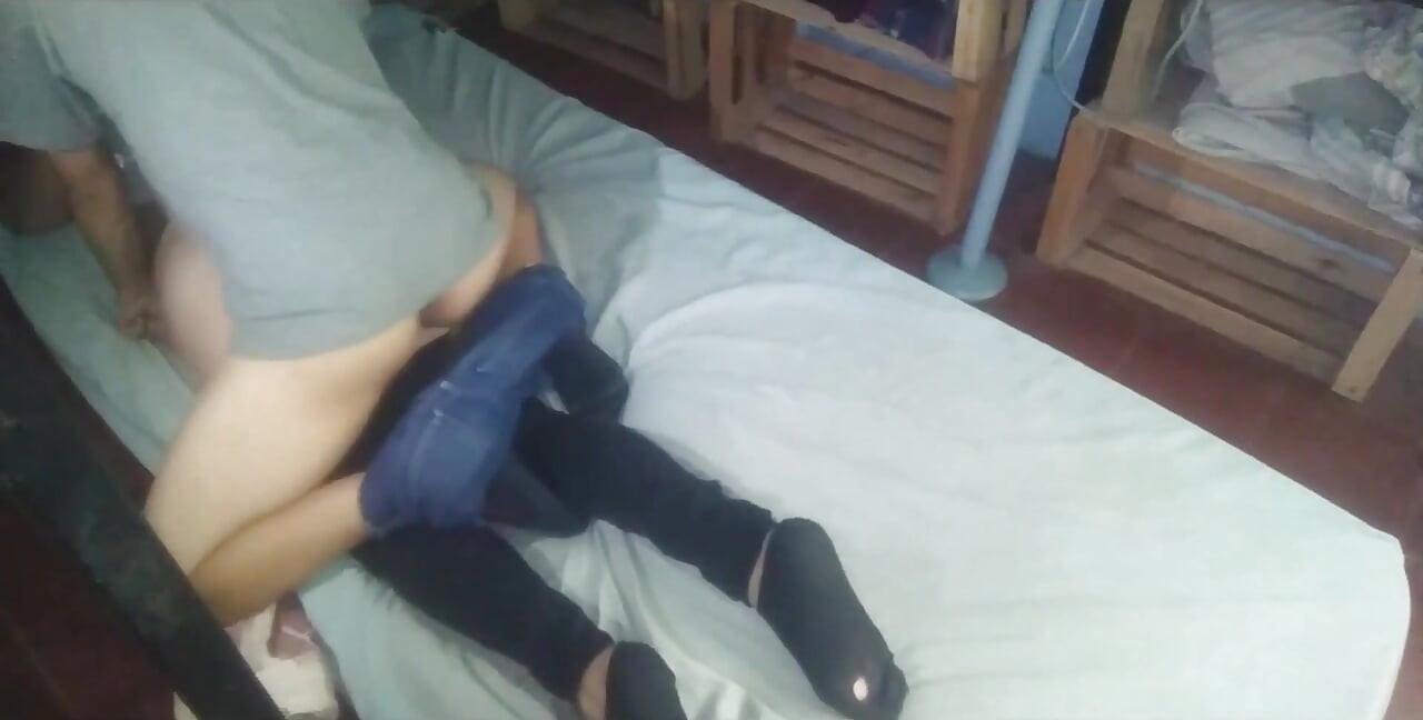 Eu tirei do lado uma de camisa branca e sapatos pretos no crepúsculo