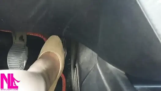 Berkendara Cepat di Pompa Beige dalam Perjalanan ke Bandara