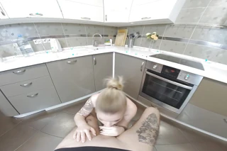 Iris trägt kein höschen oder einen bh in unserer Küche, während sie in VR spielt