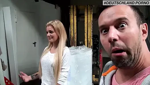 Olgun yarak ve seksi sarışın amcık 69 pozisyonunda amcık yalıyor