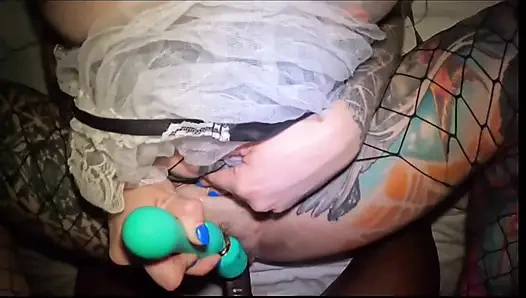 Schmutziges zimmermädchen fickt, lutscht, leckt ihren bbc-stier.