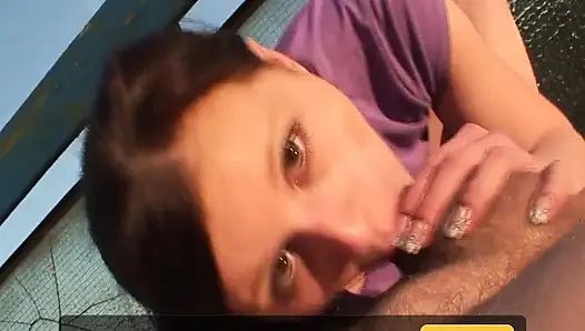 Ateşli esmer açık havada yaşlı adam tarafından yalanıyor ve parmaklanıyor