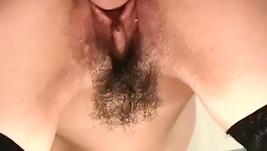 Cewek sange rambut cokelat di-gangbang habis-habisan sampai dicrot di dalam