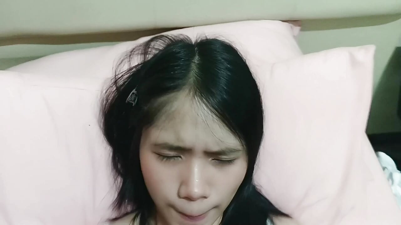 O fată asiatică minionă este de un bărbat alb mai în vârstă - sex real în cuplu