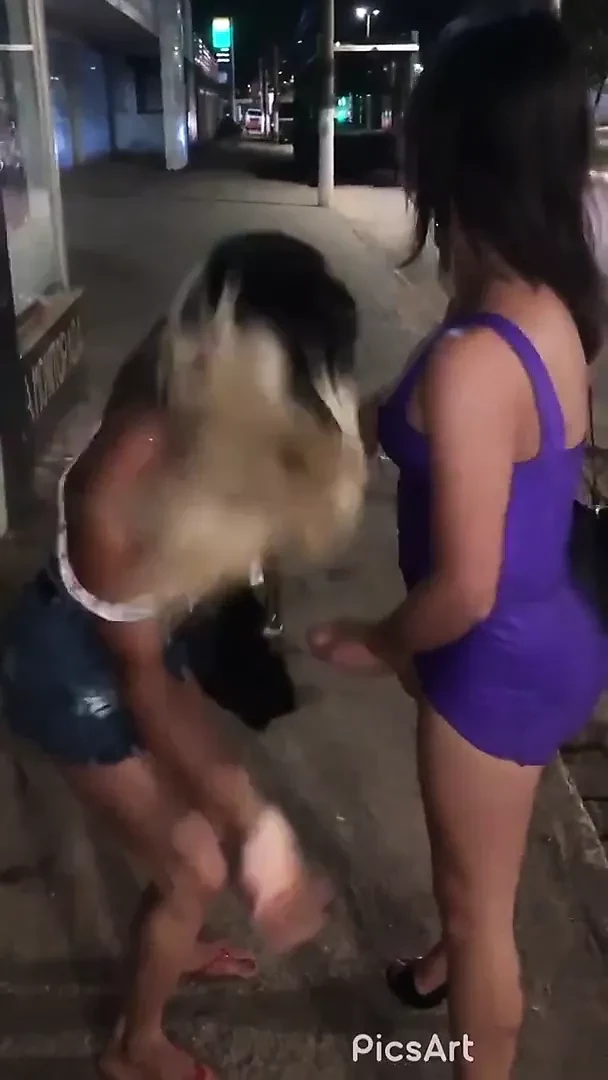 Amigas transex se chupando na rua