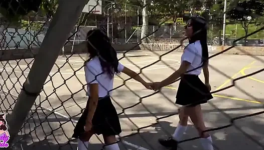 Asi arkadaşım sınıftan kaçmamı istiyor ve makasla oynarken eğleniyoruz.