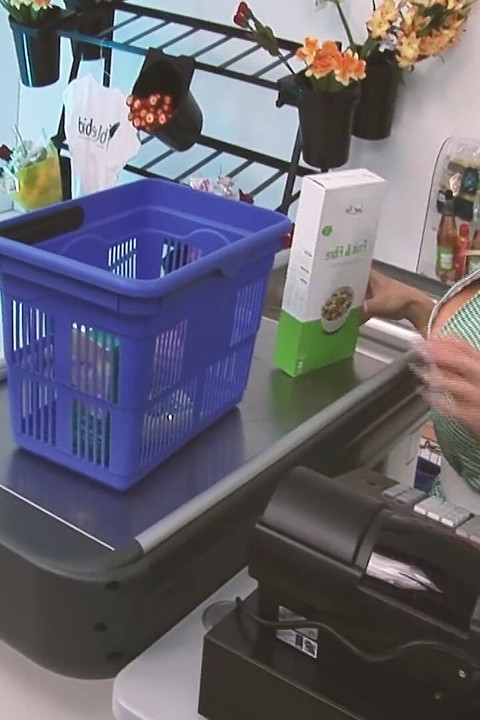 ฉากเย็ดหมู่สามคนในร้านสุดฮอต 1: ผู้ช่วยร้านเงี่ยนสองคนเย็ดกับลูกค้าในร้าน