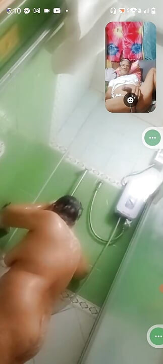 Aku lagi asik mandi sambil ngocok kontolku sampai dia ganti baju