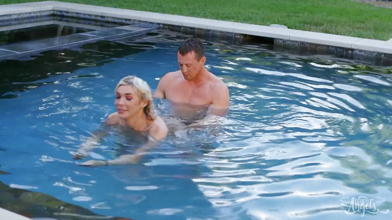 Trans Angels - blonda uimitoare Aubrey Kate are ochii setate pe Hunky New Pool Guy Pierce Paris